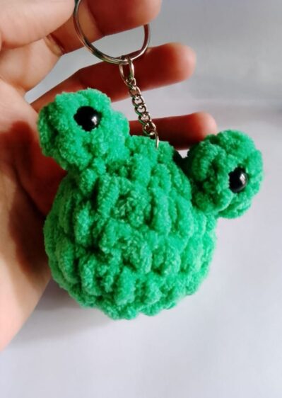 frog crochet keychain 