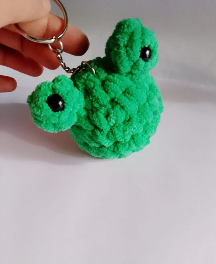 amigurumi frog keychain 